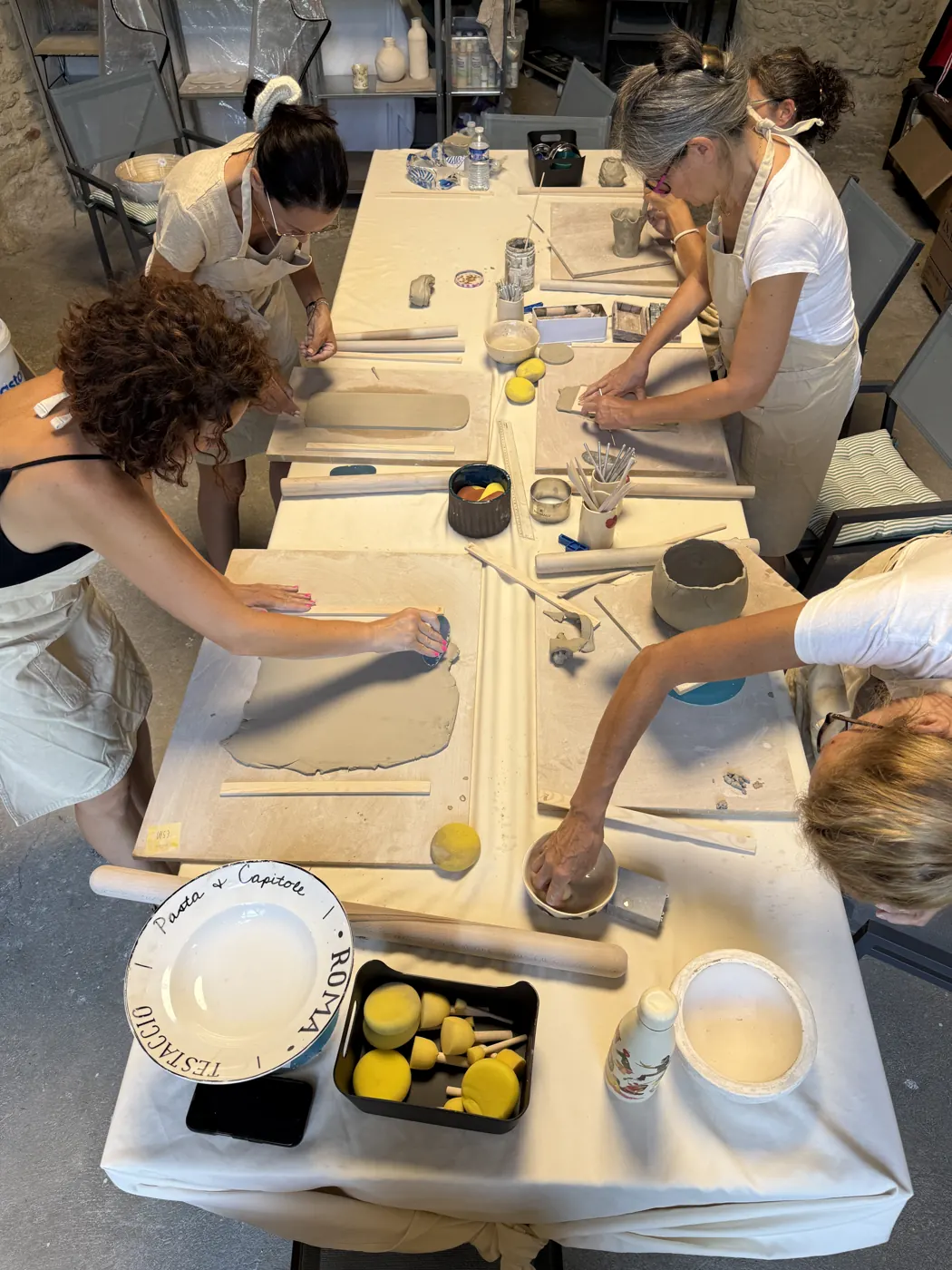 Fa&ccedil;onnage de la terre autour de la grande table