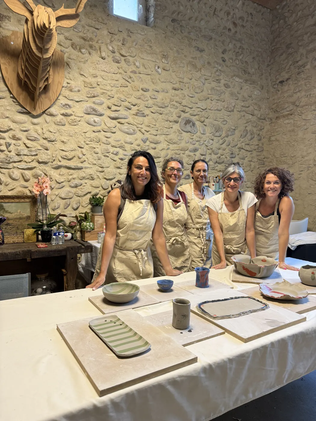 Le groupe en tablier &agrave; la fin de l'atelier c&eacute;ramique