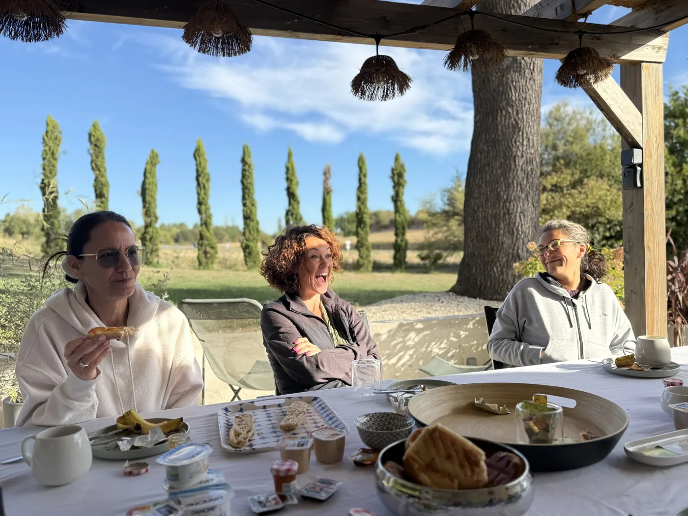 Petit-d&eacute;jeuner face aux cypr&egrave;s