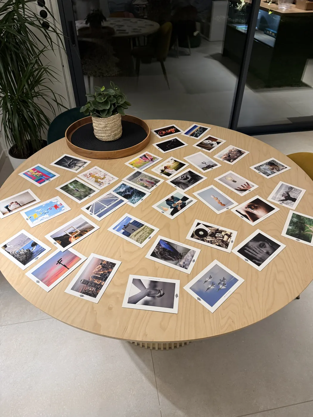 Photolangage pos&eacute; sur la table ronde